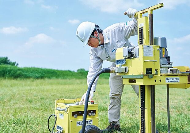 【地盤調査】新築の住宅において、基礎着工前に地盤調査会社による地盤調査を行っています。調査結果を元に、必要に応じた、地盤補強等を実施し、不同沈下しないよう対策をとっております。万が一不同沈下による損害があった場合でも地盤調査会社による保証があるため安心です。