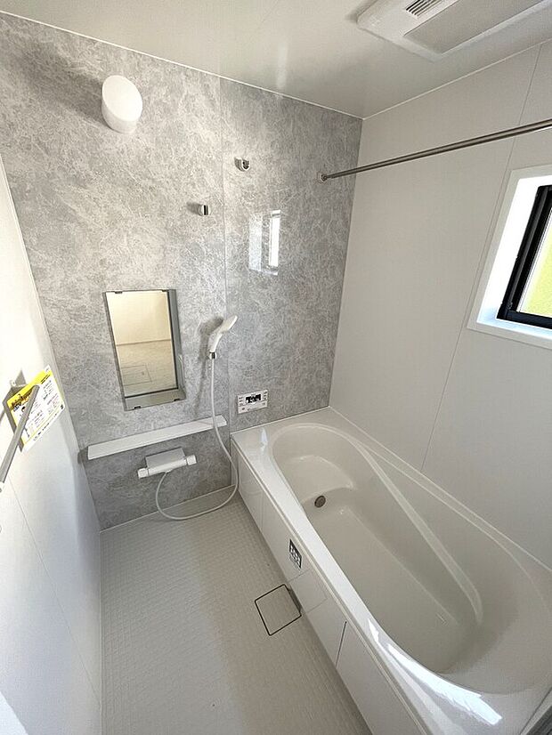 【浴室　同社施工例写真】色・仕様は変更になる場合がございます。