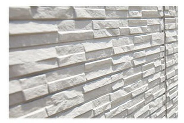 【外壁】外壁仕上げ材は窯業系サイディング。外壁の美しさが長持ちします。また、サイディングの裏側に通気層を設けた「通気工法」を採用し、効率よく壁内の湿気を取り除き家を長持ちさせる工夫もされています。屋根材と同様に軽くて火災にも強いので、地震時の建物への負担を軽減します。原材料にアスベストを使用していない安心の製品です。