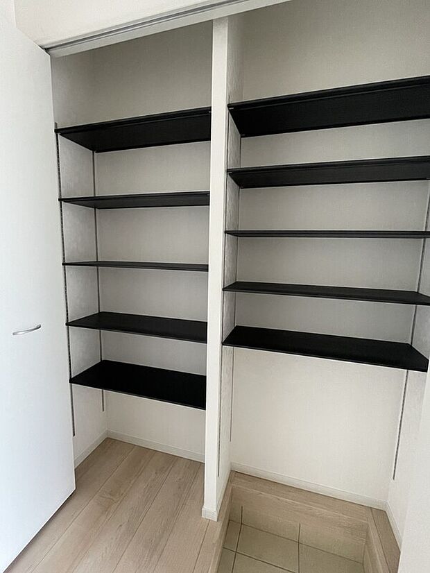 【同社施工例写真】たっぷり収納できる下足入れ