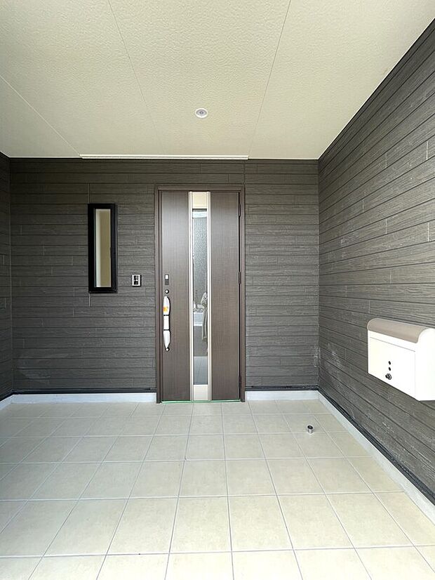 【同社施工例写真】しっかりと屋根のある玄関で雨の日も安心です♪