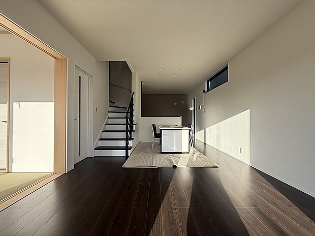 【1号棟リビング】17.1帖の広々リビング　リビング階段で家族のコミュニケーションが増えそうです♪リビングにはエアコンが付いています！