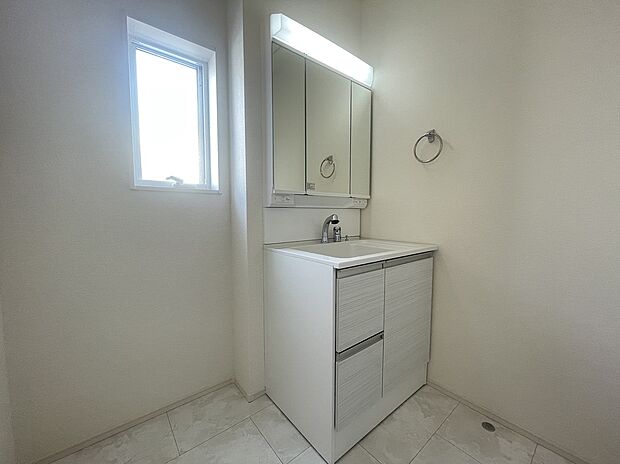 【洗面台 同社施工例写真】ミラー扉の内側がすべて収納スペースになっています。