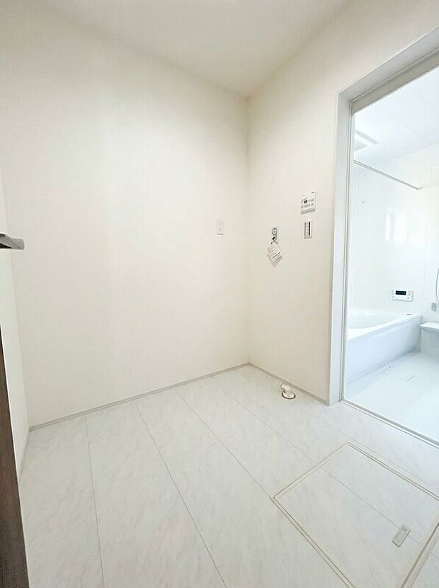 【ランドリールーム　同社施工例写真】浴室の手前にはランドリールームがあります