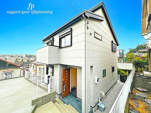 隣地と距離を置き、優美に佇む外観。