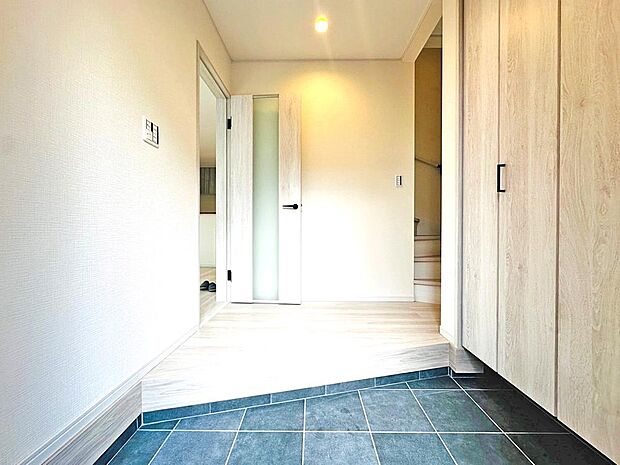 住まう人の帰り、訪れる人を優しく迎える安らぎに満ちた空間 上質感あふれるエントランス