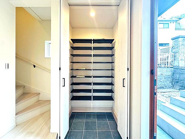 適材適所の収納。すっきり暮らすことができるシューズローク。収納棚は自分好みに高さや数を変えることができます!