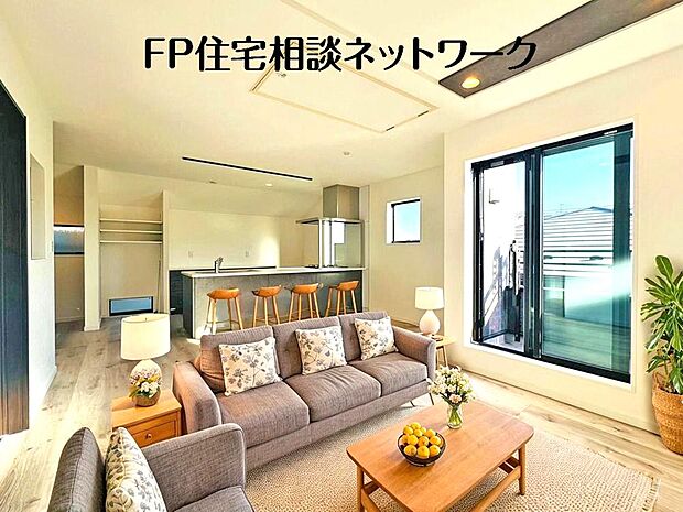 愛犬と寛ぐのんびりした時間 そよぐ風、緑の香り まるで写真のような澄み切った光景。少しずつ育む家族との時間やありがたみ。幸せを噛みしめる穏やかな生活。