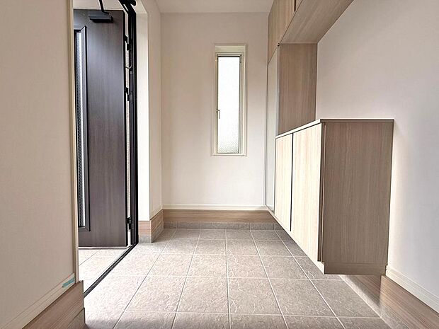 住まう人の帰り、訪れる人を優しく迎える安らぎに満ちた空間 上質感あふれるエントランス