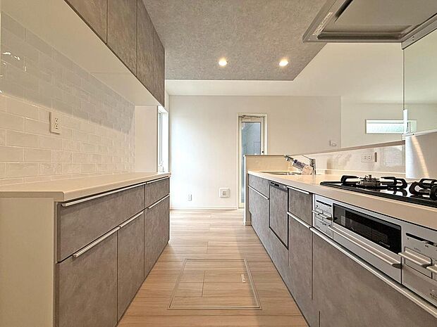 お気に入りの花をカウンターに飾ると気分が華やぐ。我が家は最近、バリスタにはまっている。パパはカプチーノ、娘は抹茶スムージ、ママはソイラテ。ちょっとしたセレクトタイムに贅沢を感じ