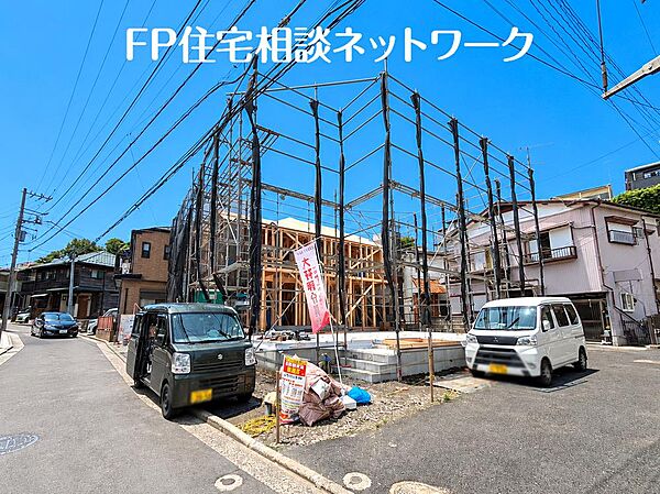 窓枠から切り取られたまるで写真のような澄み切った光景。季節の移り変わりとともに、ゆっくりと愛でる時のありがたみ。