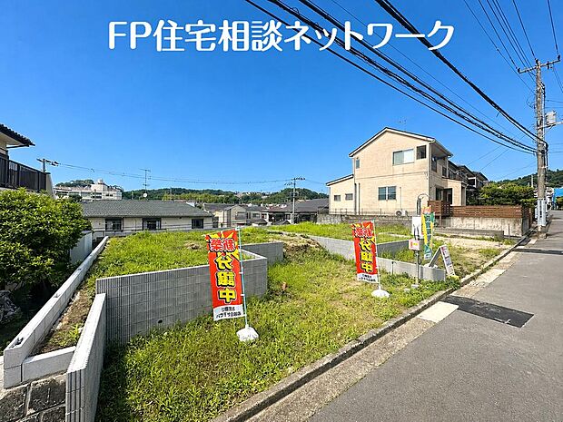 窓枠から切り取られたまるで写真のような澄み切った光景。季節の移り変わりとともに、ゆっくりと愛でる時のありがたみ。