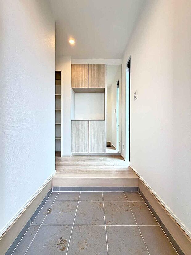 住まう人の帰り、訪れる人を優しく迎える安らぎに満ちた空間 上質感あふれるエントランス