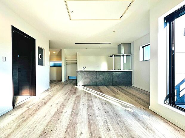 【リビング】窓をあけるとすがすがしい空気が肌をひきしめる朝。鳥たちのさえずりが「おはよう」のあいさつに聞こえる。大好きなオムライスとコーヒーの香りにゆっくりと笑顔に変わっていく時間。