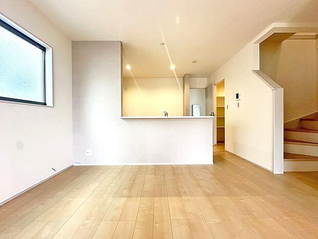 【リビング】家族の日常が刻まれる大切な空間。窓からのあたたかな光が家族団らんに花を添える。