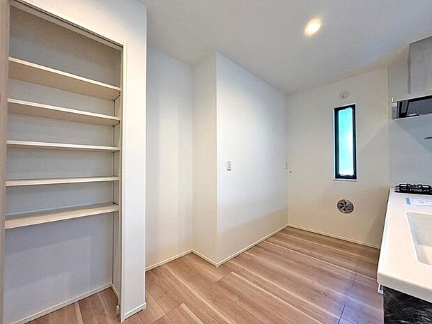 【キッチン】キッチンには大きな収納パントリー付き♪