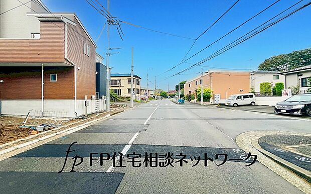 閑静な車通りの少ない道路。お車の出し入れが苦手なママや小さなお子様にも安心ですね。車のすれ違いも問題なくできるので、ストレスなく運転できます!