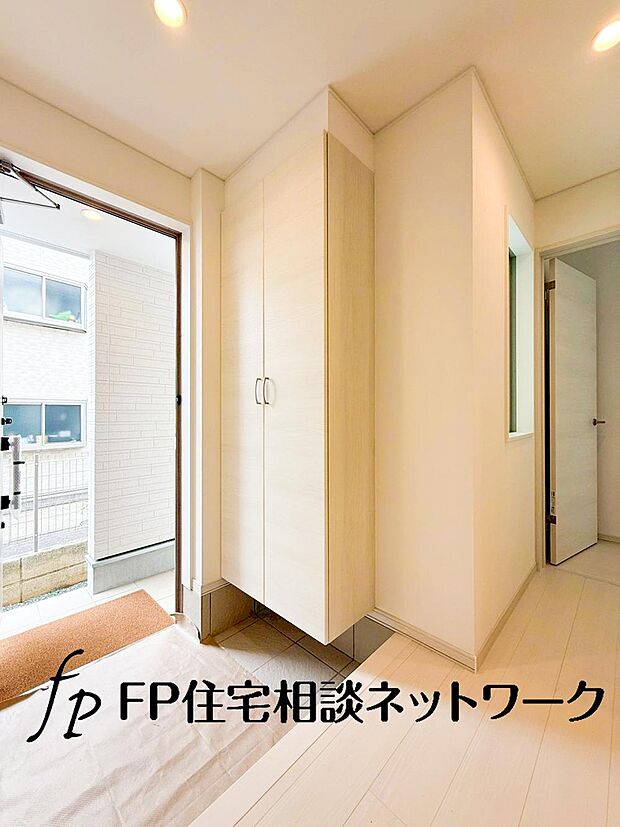 収納を備えたゆとりある玄関は、家族の出入りもスムーズ。明るく清潔感のある空間が、毎日のスタートを心地よく迎えます。