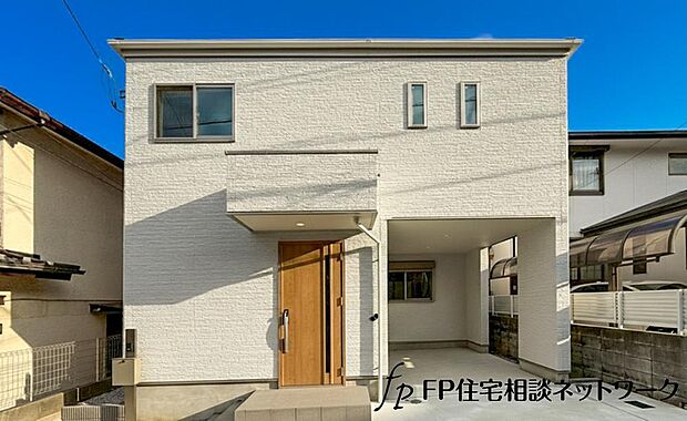 閑静な住宅地に馴染む落ち着いた色合いの外観。長く愛着を持って頂きたいからこそ飽きのこないシンプルな色目に仕上げました。外壁には耐久性・防汚性に優れたサイディング材を使用しております！