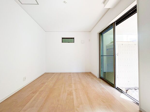 日差しを長時間受ける事が出来る暖かいお部屋です。もちろんペアガラスなので、遮音性にも優れ結露も発生しにくい構造。サッシ周りのカビが発生しにくくなりますね。