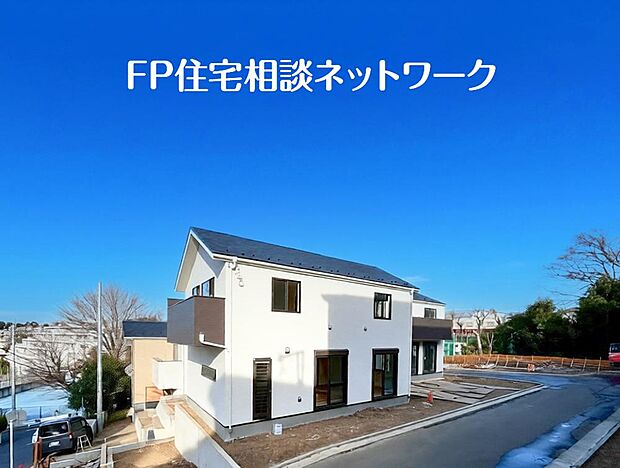 閑静な住宅地に馴染む落ち着いた色合いの外観。長く愛着を持って頂きたいからこそ飽きのこないシンプルな色目に仕上げました。外壁には耐久性・防汚性に優れたサイディング材を使用しております!