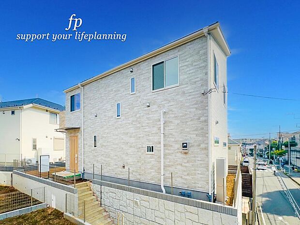 ◇類似外観同仕様◇ 施工例のため分譲中の建物とは、外壁、屋根開口部等の形状・仕様が異なります。