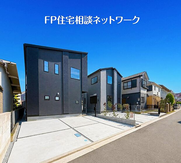 黒を基調に個性を演出。クールな印象の中にあたたかみを感じさせるデザイン。青空を背景に凛と立つスタイリッシュな外観が、住まう人に誇りを与えてくれます。