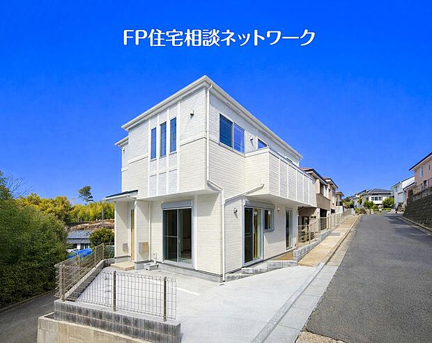 深く豊かな緑と爽快な青い空を感じるまさに横浜に暮らす心地よさを存分に堪能いただける邸宅です。グレードの高い設備仕様が標準装備のデザイン住宅で快適で便利な生活をお送り頂けます。