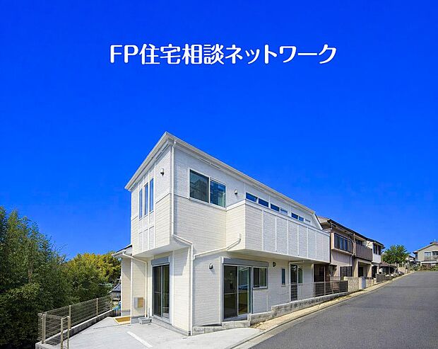 四季を通じて自然と触れ合えるスポットが周辺には盛りだくさん！お散歩やジョギング、週末のご家族での遊びに最適です。目の前に広がる開放感とゆとり、暮らしの夢を育む理想の住まいがここにはあります。