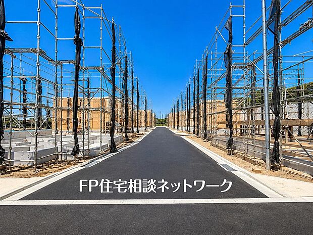 都心への軽やかなアクセスと、閑静な住宅地ならではの落ち着き。利便と安らぎが美しく調和するこの場所に、理想の住まいを思い描けます。