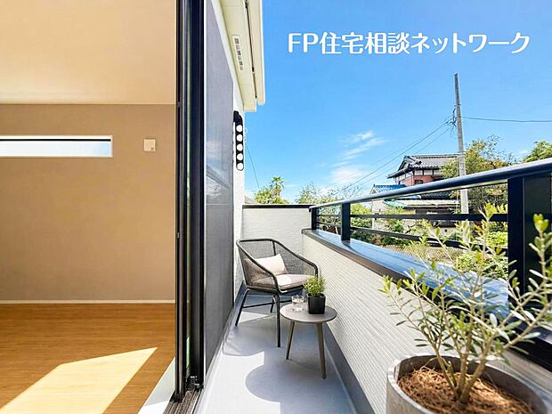 開放的なバルコニーは太陽の温かな温もりをめいっぱい受け止めてくれます。太陽の光と爽やかな風を受けたお洗濯物はあっという間に乾き、取りこむ時には太陽の匂いを感じられそうですね。