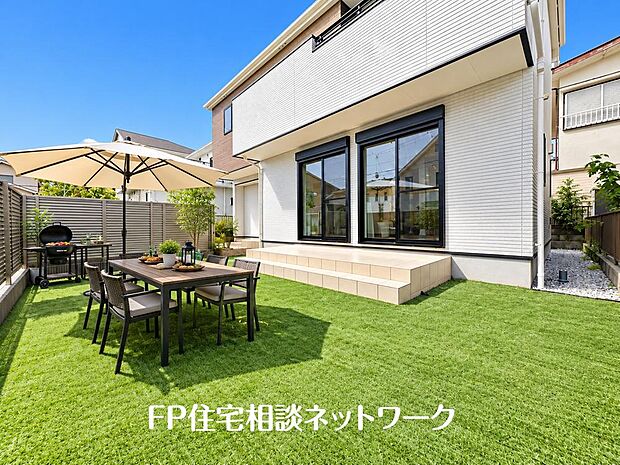 年中大活躍のプライベート空間になるお庭はご家族の団らんの場として最適なスペース。(本画像はCGで作成しており、実際に現地に家具・家電はおかれておりません。また価格に家具・家電等は含まれておりません。)