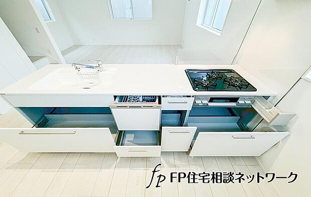 【キッチン】リビングを見渡せるカウンターキッチンでお子様の様子を伺いながら食事の支度が出来ます。家族の気配を感じられる、そんな空間を演出できるキッチンです。