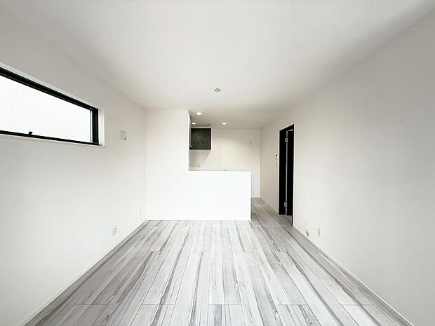 【リビング】大切なご家族が集まるＬＤＫはこだわりたいですね！休日はおひさまの光をたっぷりと取りこめるリビングでゆったりと過ごしませんか？子供たちが元気に笑いながら走り回っている姿が目に浮かぶ空間です。