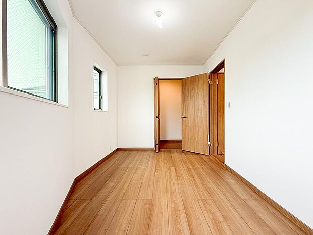 【リビング以外の居室】日差しを長時間受ける事が出来る暖かいお部屋です。もちろんペアガラスなので、遮音性にも優れ結露も発生しにくい構造。サッシ周りのカビが発生しにくくなりますね。