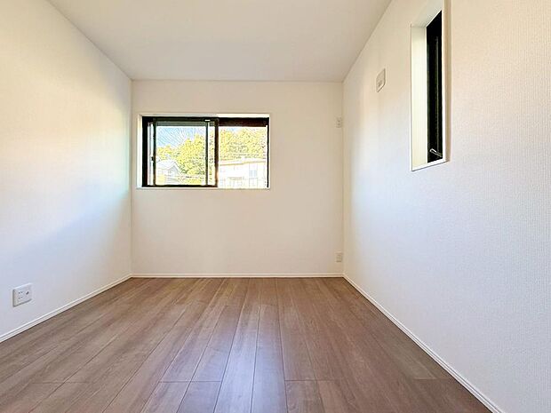 【リビング以外の居室】光が取り込みやすい2面採光の居室。日当たり良好です。クローゼットを完備し、収納スペースも十分。初めてのお子様にとっての「自分の部屋」。学習デスクやベッドの配置もラクラクです。