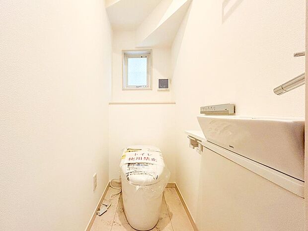 【トイレ】水栓が付いたスッキリとしたデザインのトイレは明かり取りの窓からも光が取り込まれ日中は電気を消していてもご使用いただける明るさとなっております。