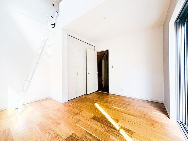 【リビング以外の居室】光が取り込みやすい2面採光の居室。日当たり良好です。クローゼットを完備し、収納スペースも十分。初めてのお子様にとっての「自分の部屋」。学習デスクやベッドの配置もラクラクです。