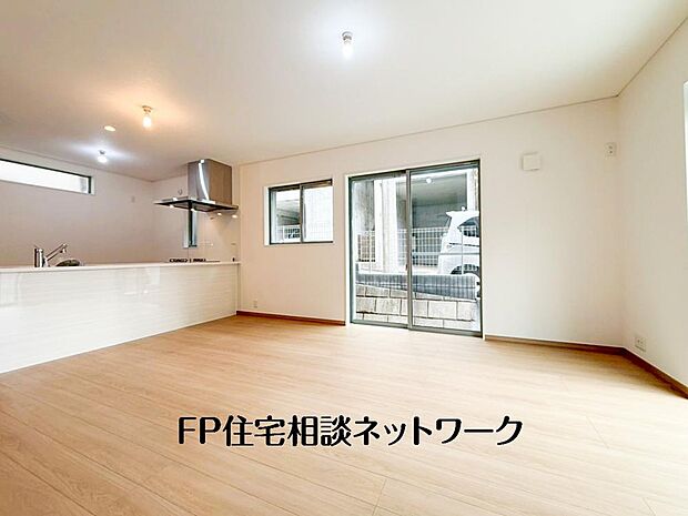 【リビング】ＬＤＫのメインとなる大きな窓。開口部からは暖かい日差しが長い時間射し込みます。天気の良い日は是非窓を開けて風通しの良さもご体感下さい。明るいＬＤＫがご家族団欒の時を包みます。