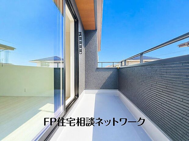 【バルコニー】開放的なバルコニーは太陽の温かな温もりをめいっぱい受け止めてくれます。太陽の光と爽やかな風を受けたお洗濯物はあっという間に乾き、取りこむ時には太陽の匂いを感じられそうですね。