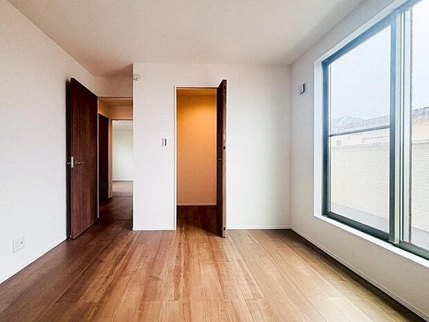 【リビング以外の居室】日差しを長時間受ける事が出来る暖かいお部屋です。もちろんペアガラスなので、遮音性にも優れ結露も発生しにくい構造。サッシ周りのカビが発生しにくくなりますね。