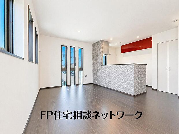 【リビング】大切なご家族が集まるＬＤＫはこだわりたいですね！休日はおひさまの光をたっぷりと取りこめるリビングでゆったりと過ごしませんか？子供たちが元気に笑いながら走り回っている姿が目に浮かぶ空間です。