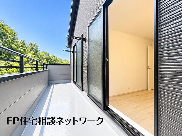 【バルコニー】開放的なバルコニーは太陽の温かな温もりをめいっぱい受け止めてくれます。太陽の光と爽やかな風を受けたお洗濯物はあっという間に乾き、取りこむ時には太陽の匂いを感じられそうですね。