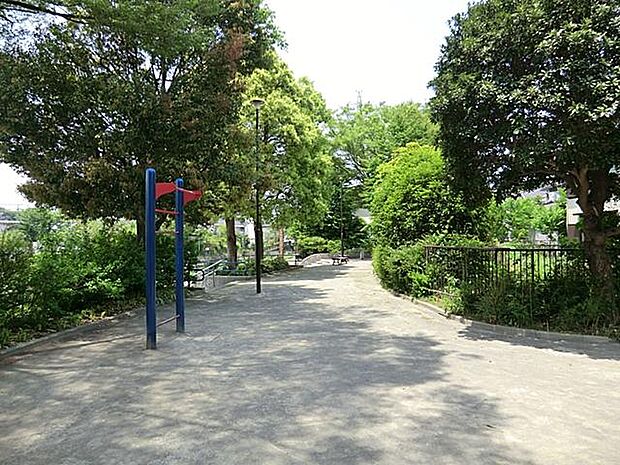 片曽ふれあい公園(約550m)