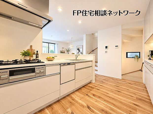 【キッチン】リビングを見渡せ家族の気配を感じられる、そんな空間を演出できるキッチンです。(本画像はCGで作成しており、実際に現地に家具・家電等はおかれておりません。また価格に家具・家電等は含まれておりません。)
