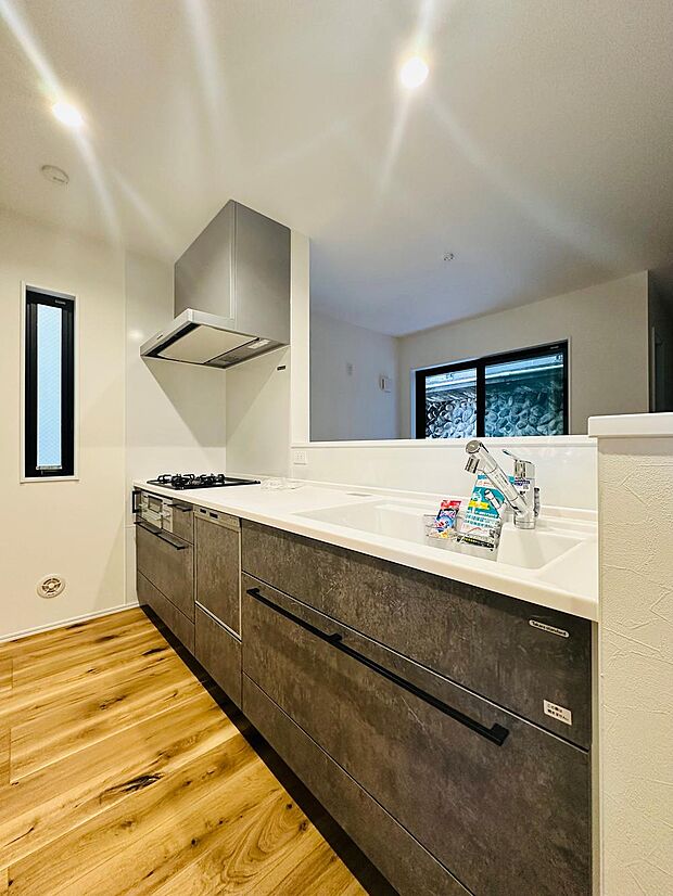 【ビルトイン浄水器】ビルトイン型浄水器を内蔵したキッチン水栓。お米を研いだり、野菜を洗ったりするときなど用途に応じてワンタッチで浄水に切り替えが可能です。カートリッジ式なので、フィルターを簡単に交換する事が出来ます。