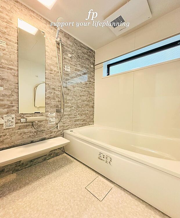 【浴室】ゆったりと寛げる広々1坪バス。殆どの方は足を伸ばして入浴することが可能で一日の疲れを癒す貴重なバスタイムです。お子様とご一緒でも十分な広さなので、リビングとは違った家族団欒のひと時をお楽しみ下さい。