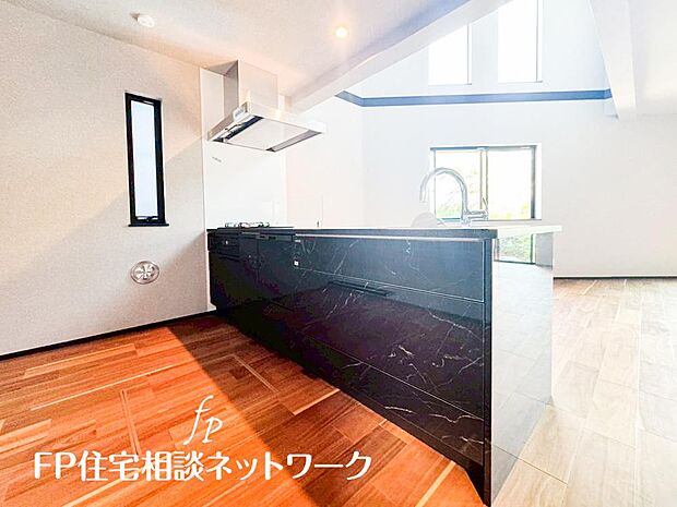 新しいキッチンは食事の支度が捗ります。お手伝いをしてくれるお子様と並びながら準備や片付けが出来るキッチンは、ご家族のコミュニケーションを育む場として活躍します。何気ない時間ですが、大切にしたいですね。