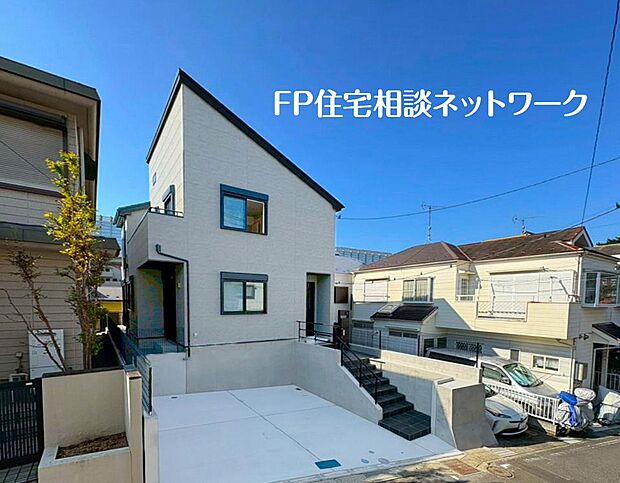 並列2台駐車可能なカースペース（車種によります）。多用途にご利用いただけるスペースです。セカンドカーや自転車もおけますし、お車での来客もＯＫ。