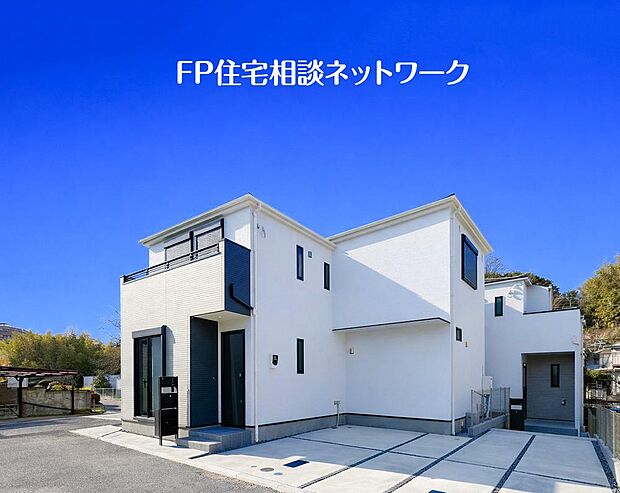 ~類似外観同仕様写真~ ※外観、屋根、色、扉や窓の開口部の位置、形状等が異なります。